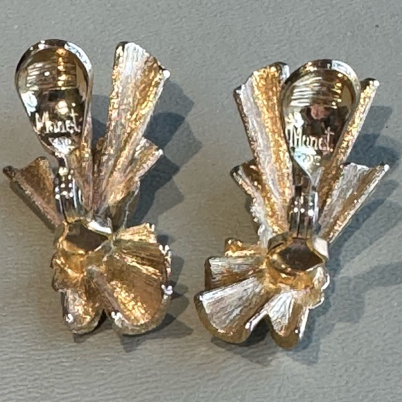 Vintage MONET Clip-On Earrings Ribbon & Knot Design Textured Gold Tone Metal - Picture 9 of 12